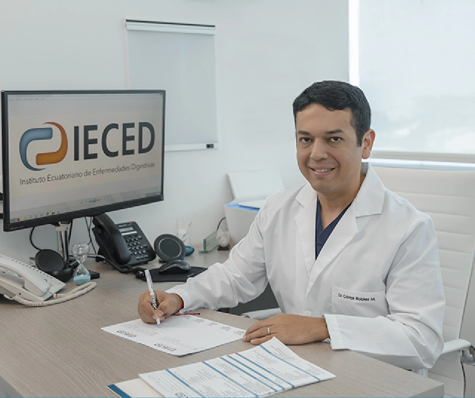 Dr Carlos Robles Medranda en consulta médica