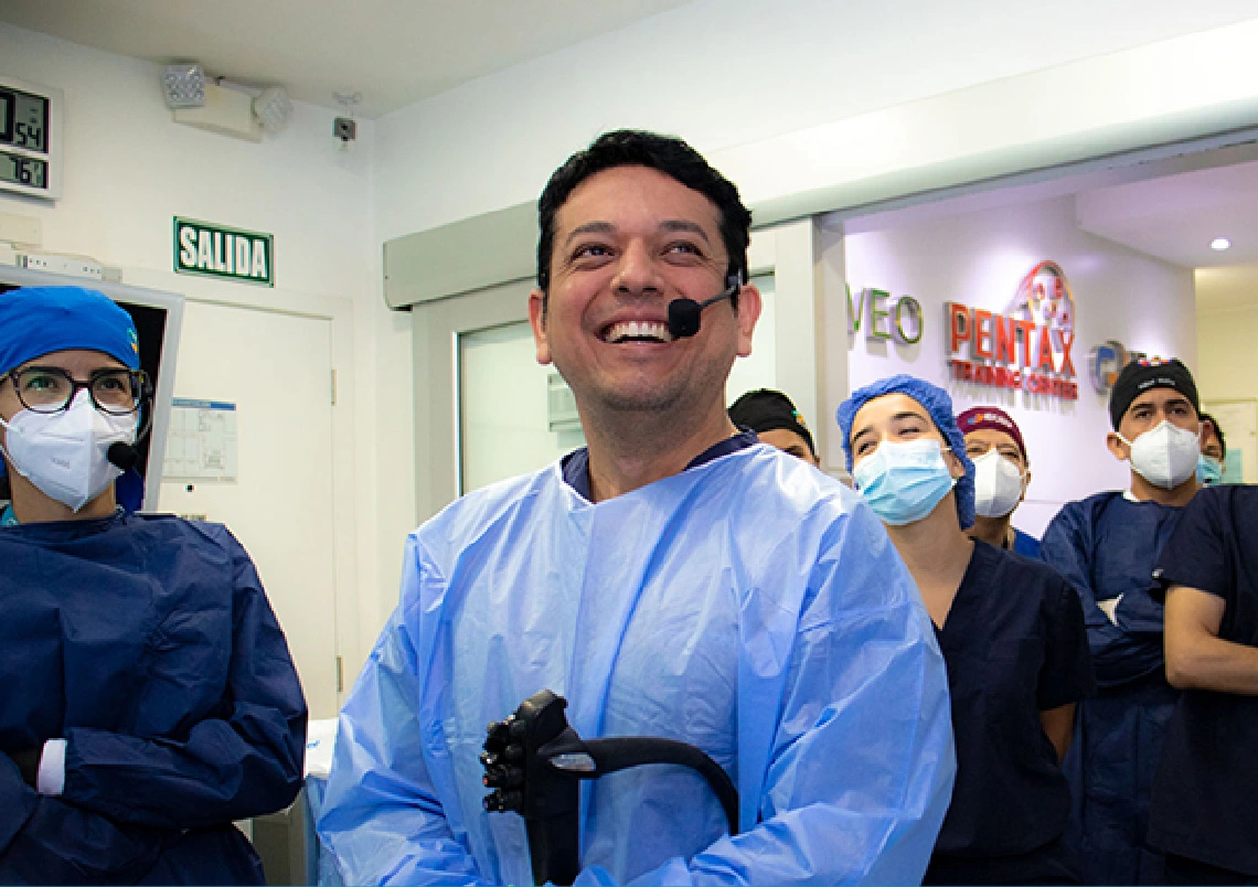 Dr. Carlos Robles en procedimiento endoscópico